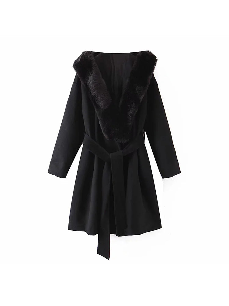 Abrigo negro con capucha y cuello fino de pelo- Black hooded and thin fur collar coat