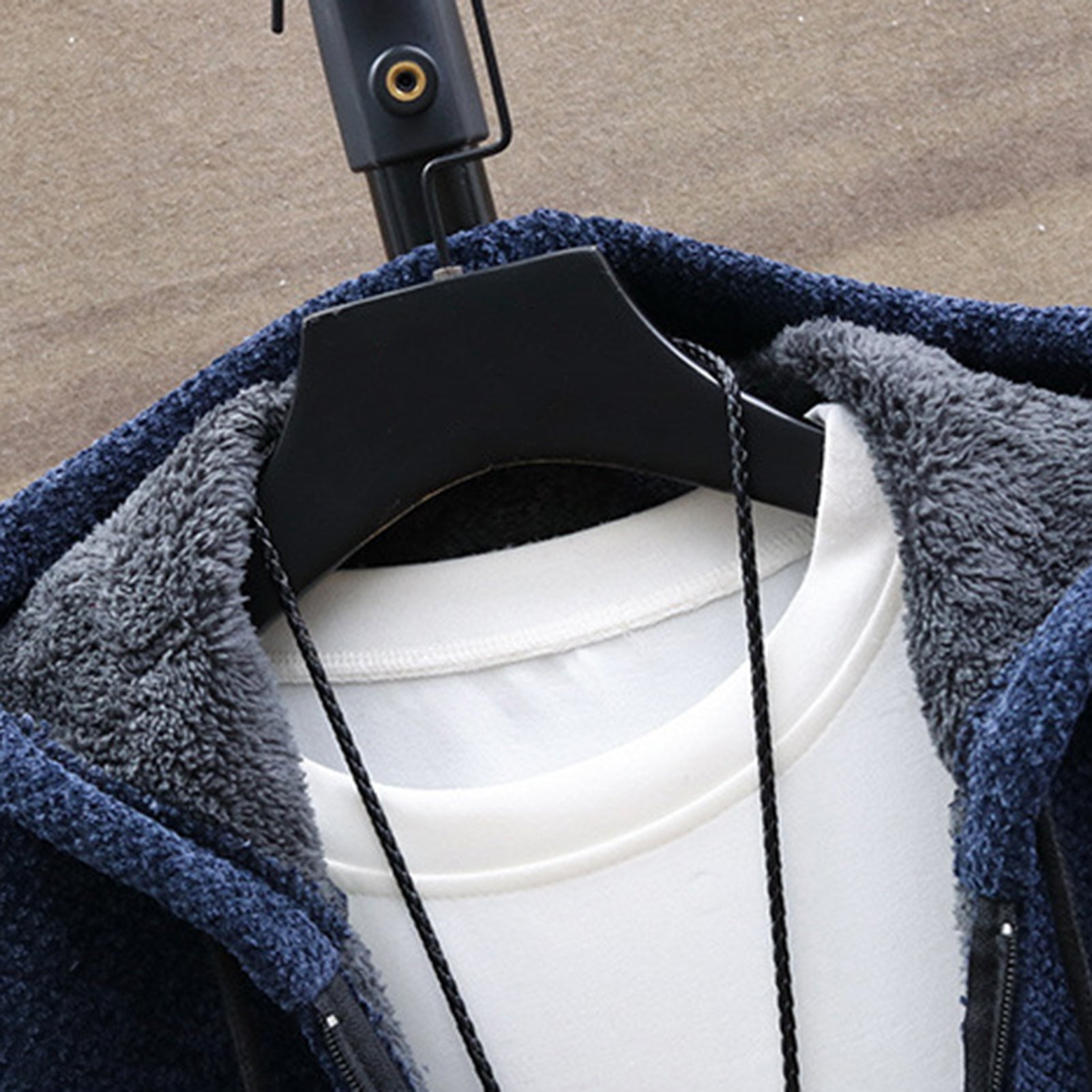 Cardigan con forro y capucha para hombres- Plush men's sweater